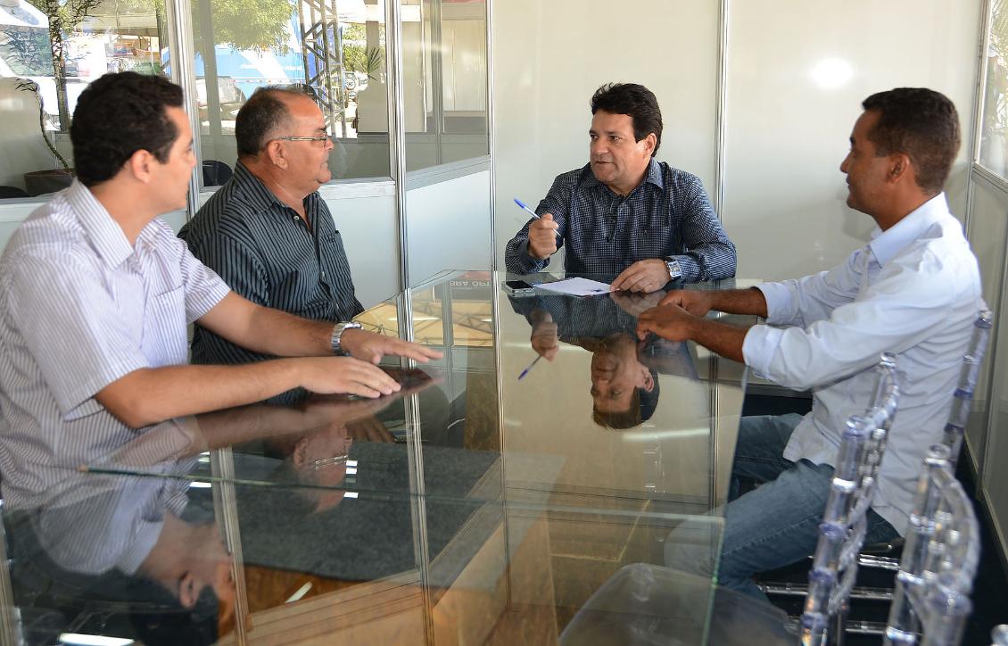 Presidente da AL recebe lideranças nas dependências da Agrotins 2014
