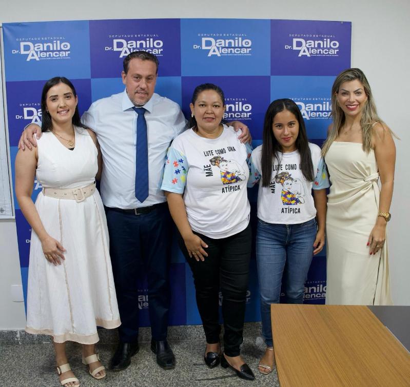 Dr. Danilo ao lado de represnetantes da Associação Mães de Esperança, de Divinópolis. 