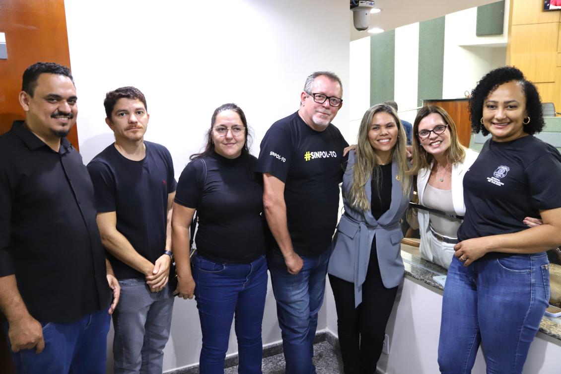 Claudia e representantes do Sinpol durante aprovação do PCCS 