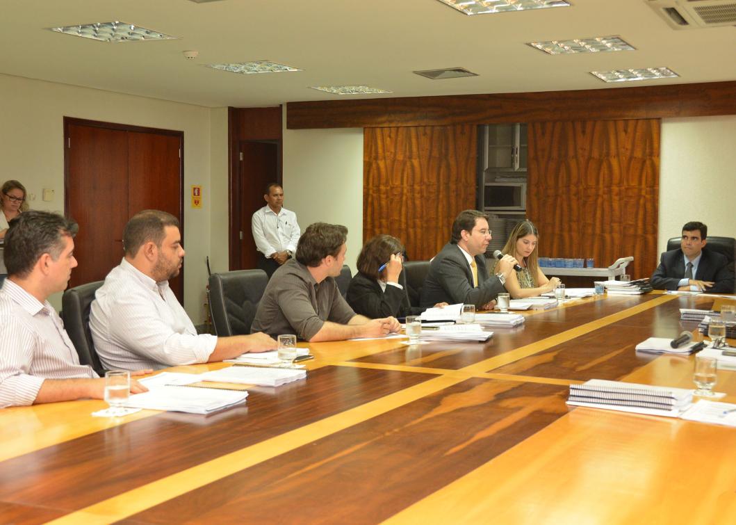 Ricardo Ayres comanda reunião visando equilibrar contas do Estado