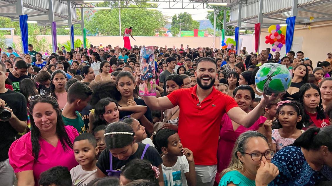 Deputado Léo Barbosa durante a entrega de brinquedos para as crianças de Taquaruçu