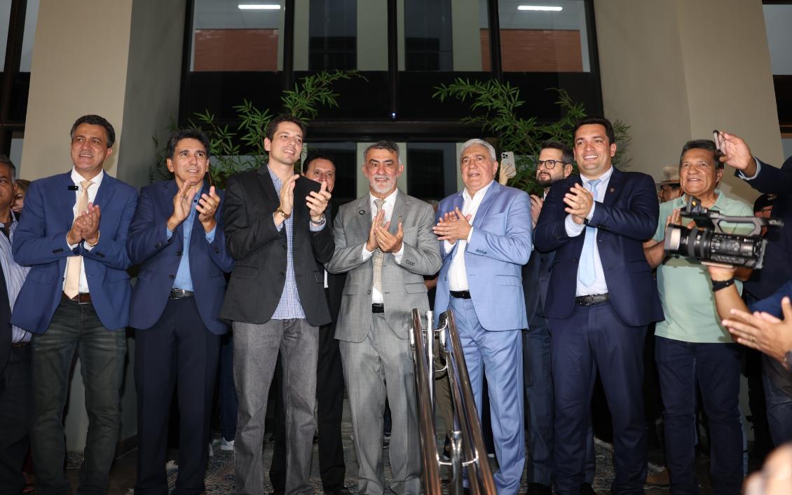 Parlamentares e convidados descerram a placa do prédio administrativo