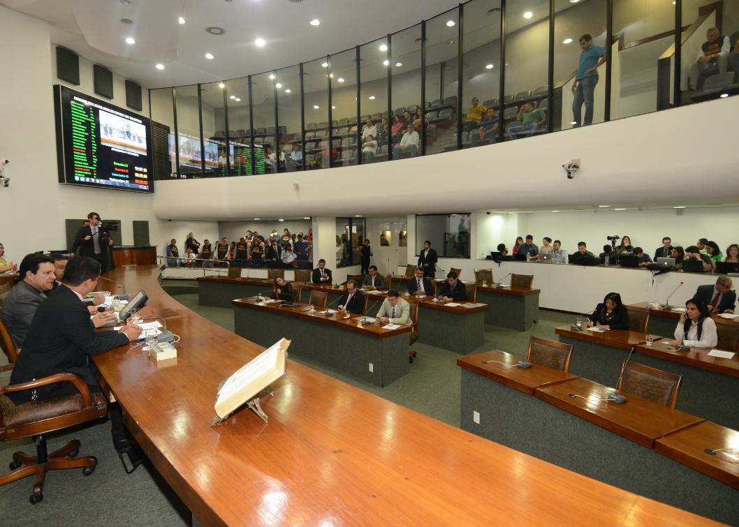 Deputados aprovam em primeiro turno incentivo para aposentadorias no TCE Deputados aprovam em primeiro turno incentivo para aposentadorias no TCE