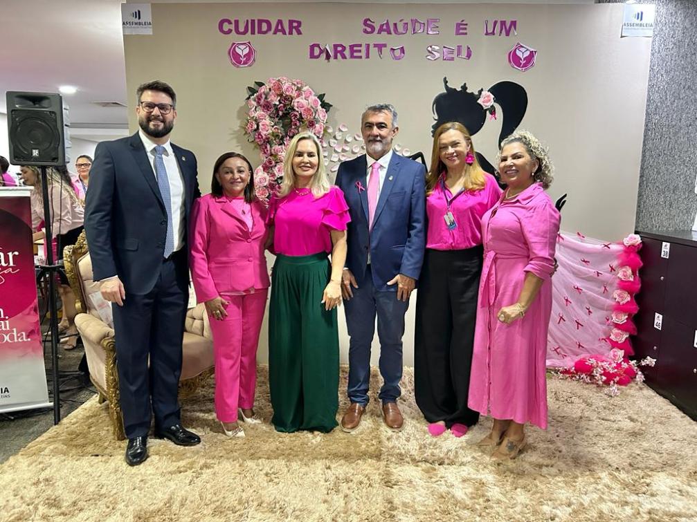 A ação integra a Campanha Outubro Rosa e contou com a doação de peças pelas servidoras da Casa.