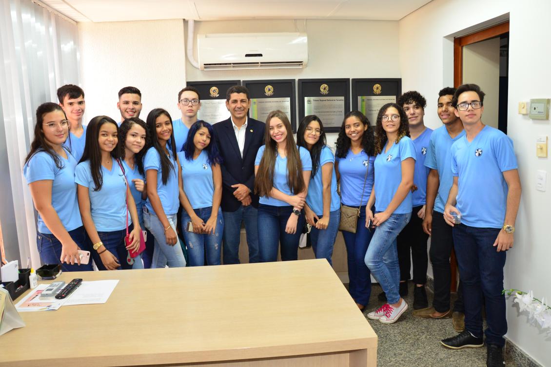 Valdemar Júnior em seu gabinete ao lados dos alunos do Colégio Sagrado Coração de Jesus