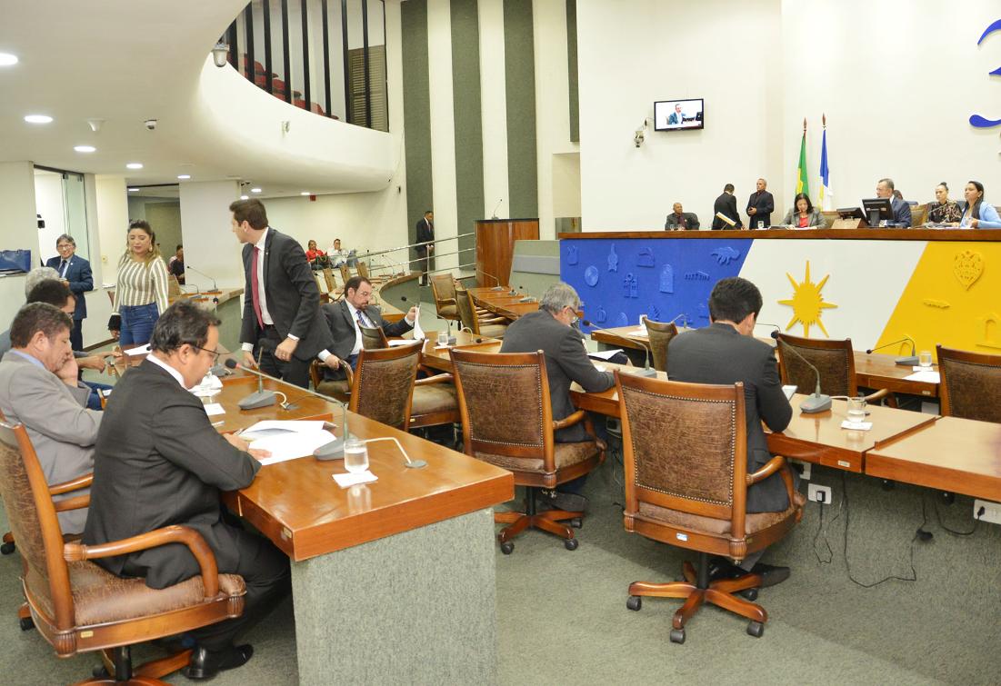 Matérias foi aprovada na sessão desta quinta-feira