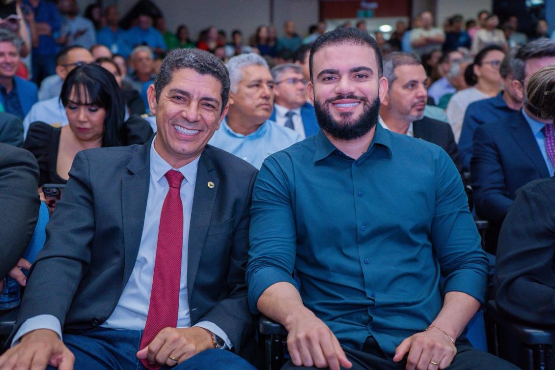 Os deputados estaduais Valdemar Júnior e Leo Barbosa participando do lançamento oficial da Agrotins.