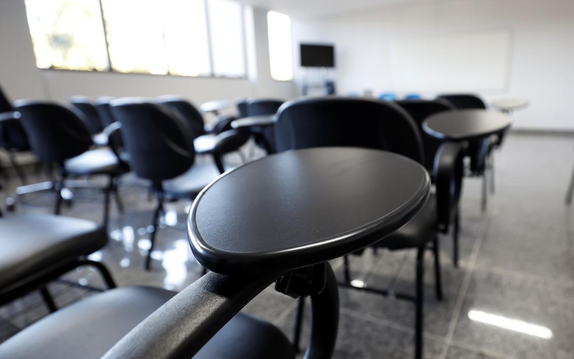 A Escola passa a contar com uma sala de aula com capacidade para mais de 60 alunosalunos.