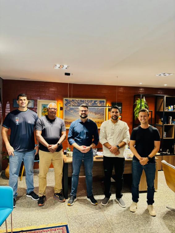 Deputado com o secretário e a equipe realizadora da corrida