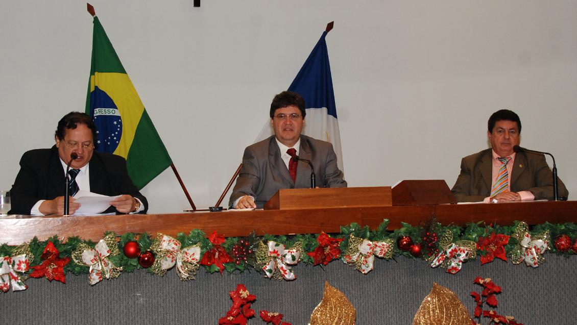 Mesa que presidiu os trabalhos desta terça Mesa que presidiu os trabalhos desta terça