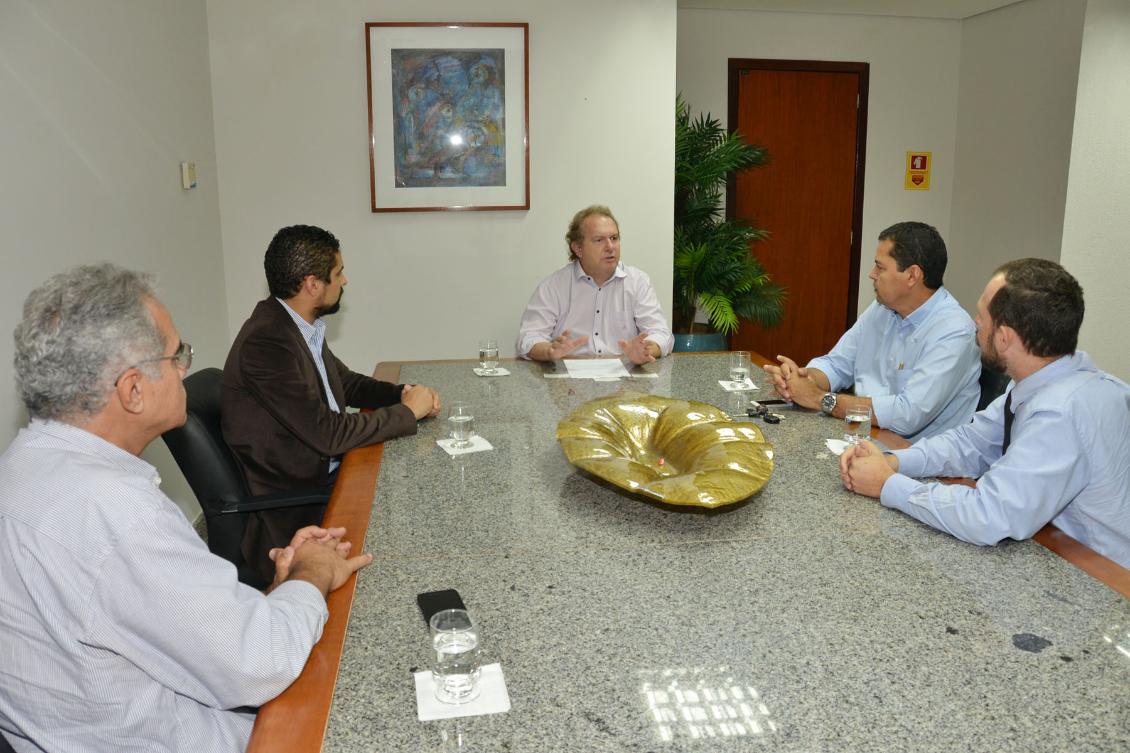 Carlesse recebe representantes de cooperativas