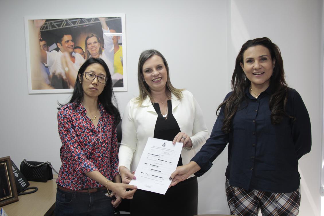 Deputada entrega emenda parlamentar para delegacia da mulher Deputada entrega emenda parlamentar para delegacia da mulher