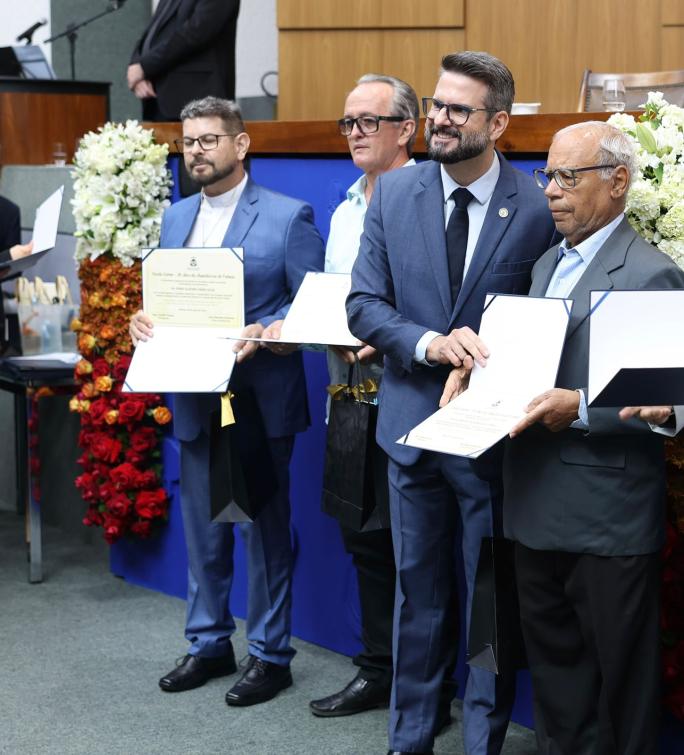 Deputado com os homenageados na solenidade