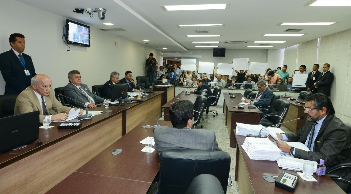 Após tumulto, presidente da CPI do Igeprev suspende trabalhos
