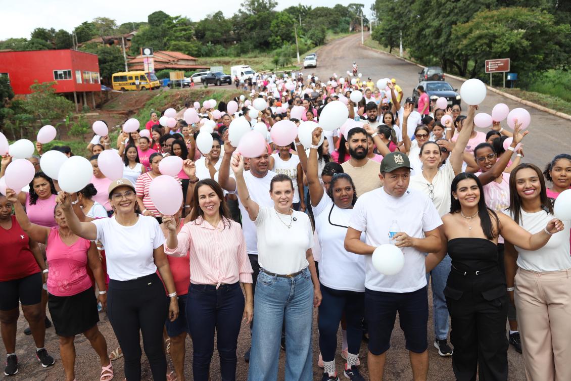 Claudia Lelis participa da caminhada em Ponte Alta do Tocantins  