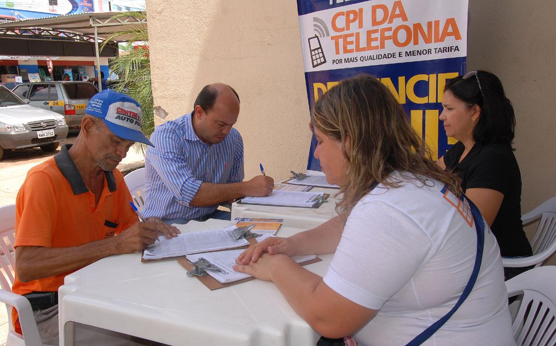 Sandoval participa de coleta de reclamações