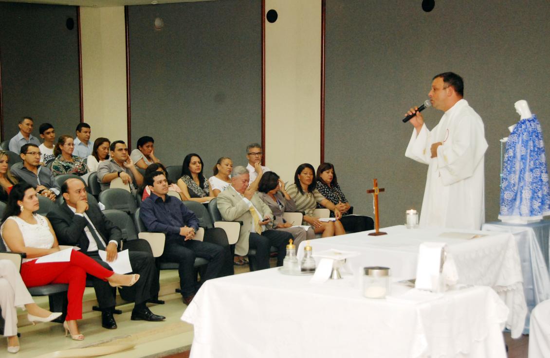 Sandoval e esposa assistem missa na AL Sandoval e esposa assistem missa na AL