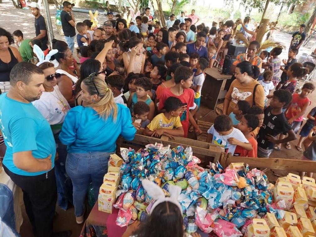 Doações centenas de ovos de Páscoa fizeram a alegria da criançada