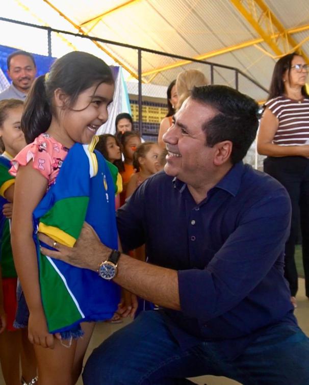 ”Eu acredito na Educação”, afirma Marcus Marcelo ao entregar uniformes ”Eu acredito na Educação”, afirma Marcus Marcelo ao entregar uniformes