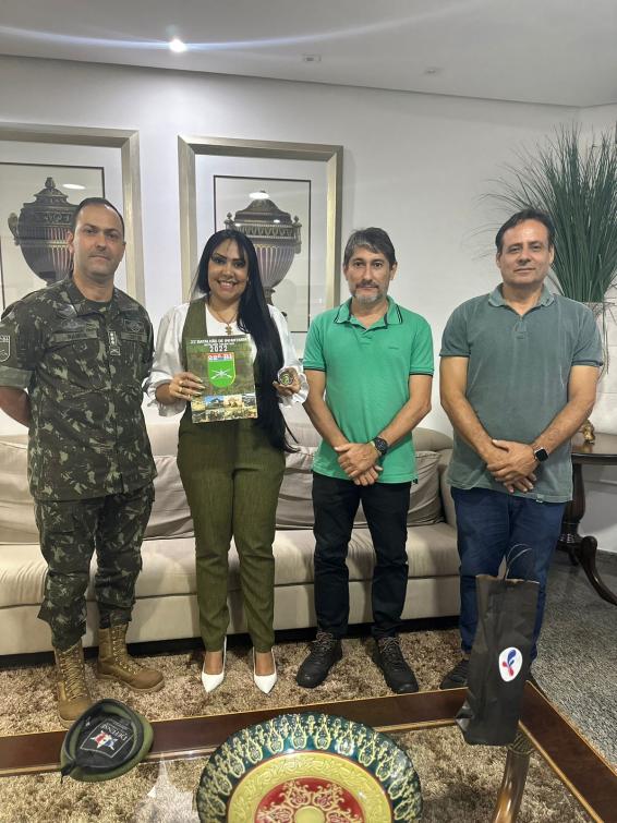  Janad Valcari ao lado do comandante do 22º BI do Exército, Coronel Edmur Benites Ramos