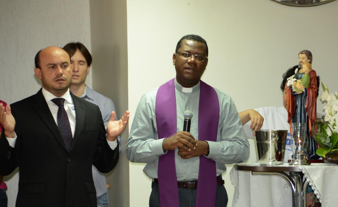 Sandoval recebe imagem peregrina de São José na Assembleia