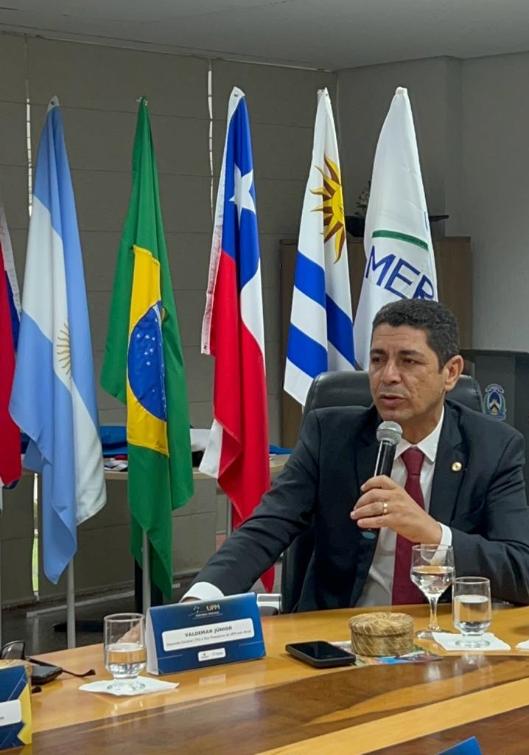 Queremos atrair outros países da América do Sul para estarem sentados debatendo junto conosco. 