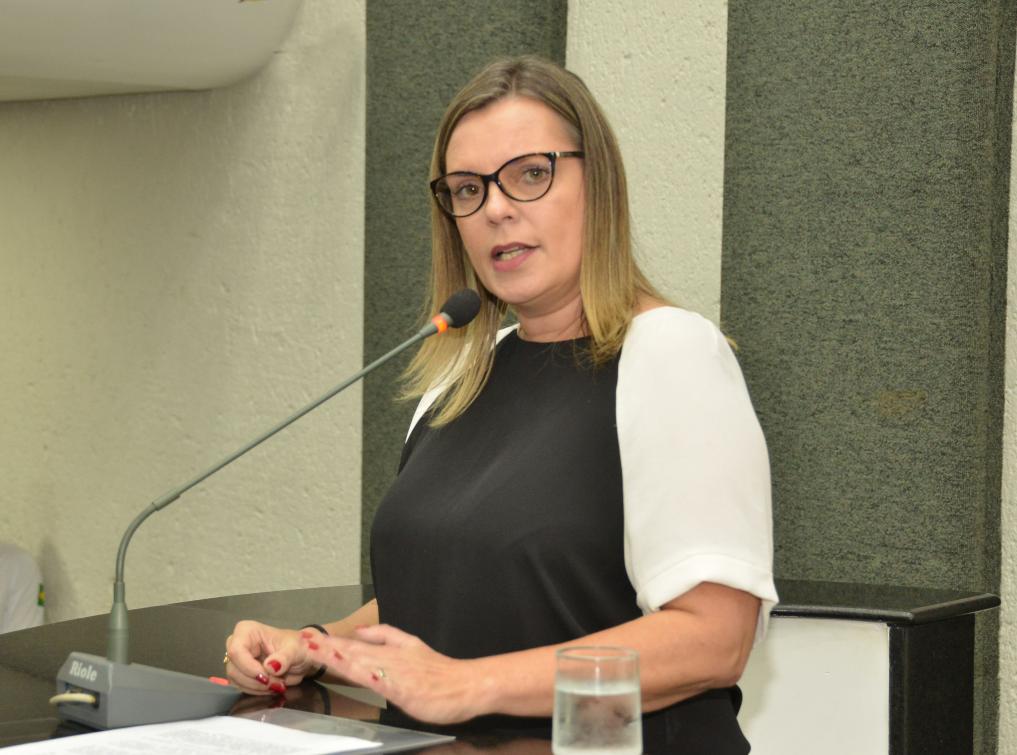 Claudia Lelis é autora da proposta