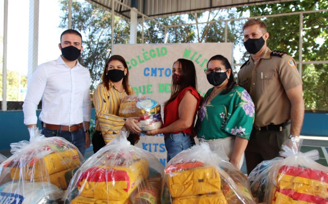 Léo Barbosa participando da entrega de kits de alimentos no Colégio Duque de Caxias, em Taquaruçu