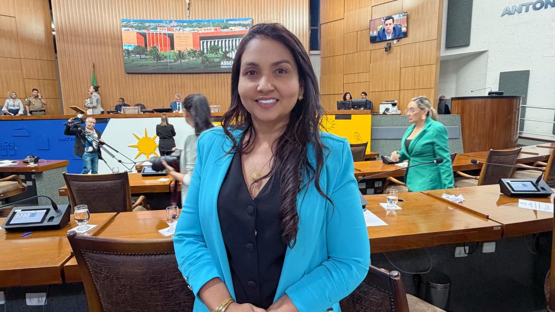 Deputada celebra aprovação unânime do plano que valoriza a carreira e garante avanços.