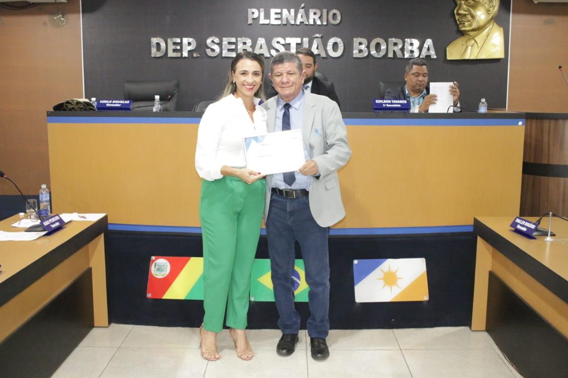Vereador Ivory recebe homenagem da vereadora Tânia Precata