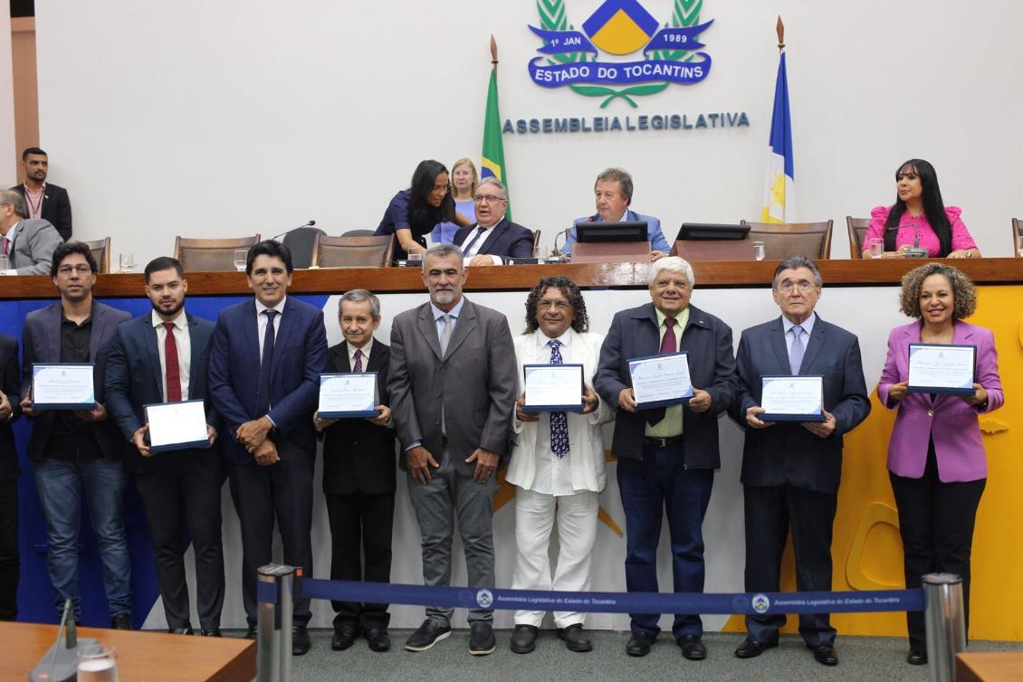 Professor Júnior Geo homenageia personalidades históricas do Estado.