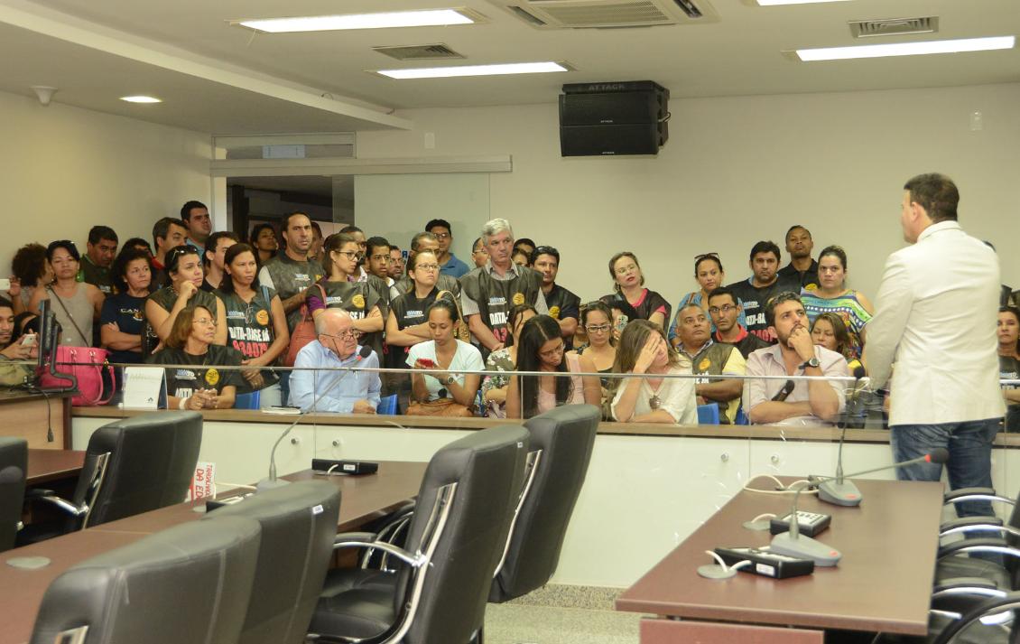 Servidores em greve acompanham reunião da CCJ na Assembleia Legislativa