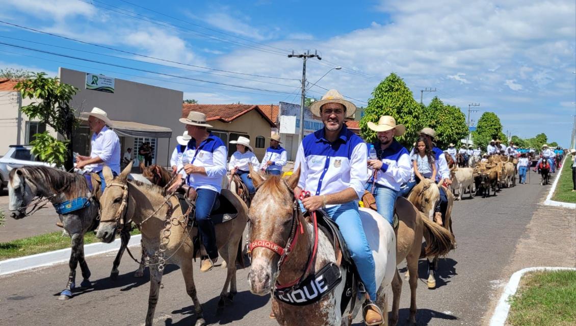 O parlamentar esteve presente na 2ª Cavalgada de Pequizeiro em celebração aos 34 anos da cidade