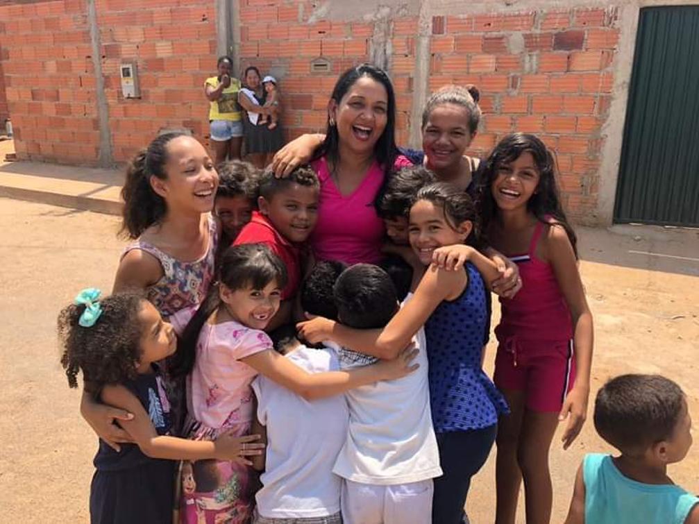 Vanda Monteiro em ação social com crianças da região Sul de Palmas. 