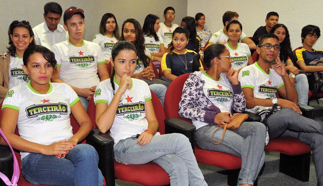 Alunos do CEM acompanham sessão plenária Alunos do CEM acompanham sessão plenária
