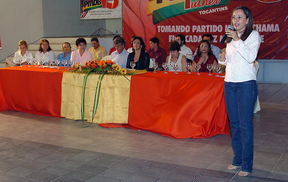 Josi fala para as participantes do PMDB mulher Josi fala para as participantes do PMDB mulher