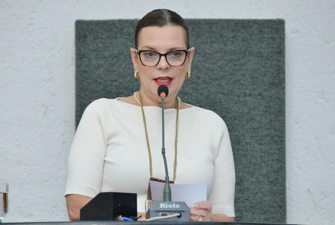 Lei "Salve uma Criança" da deputada Claudia Lelis é publicada no Diário Oficial