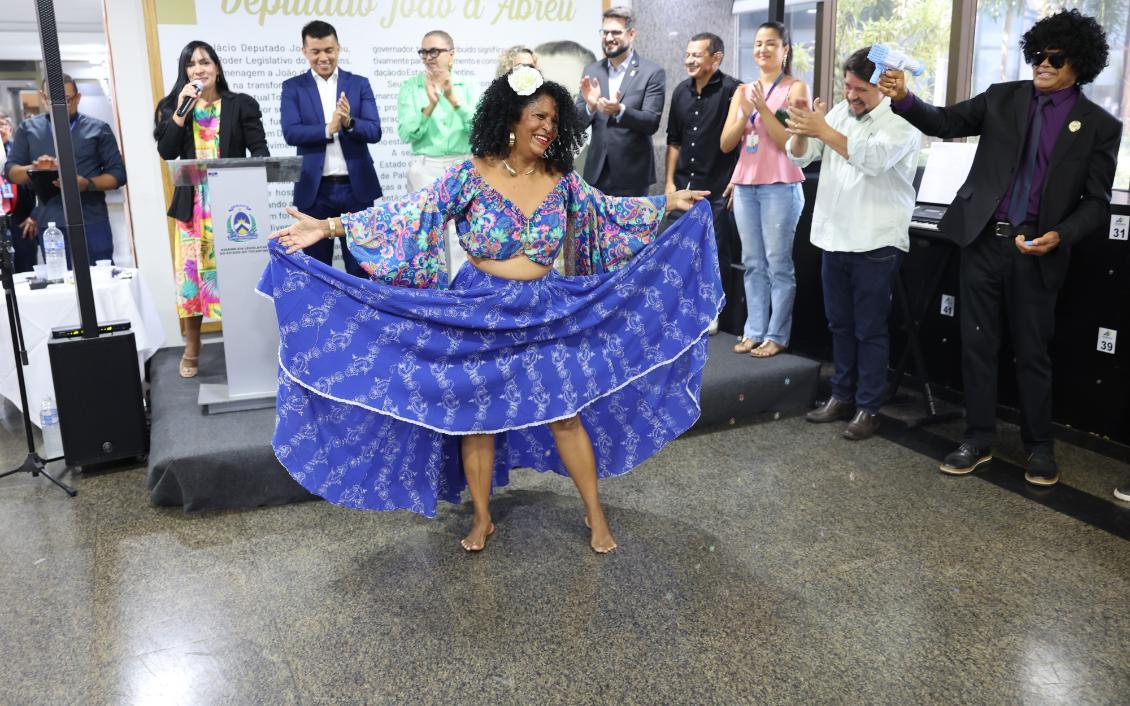 Colaboradora Vânia Teixeira apresenta a dança do carimbó, típica da cultura paraense