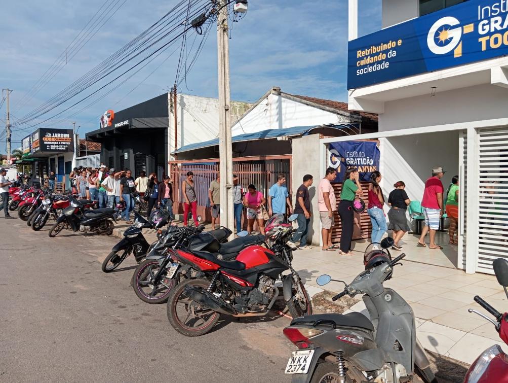 Fila de espera na porta do Instituto Gratidão Tocantins para inscrições do 2º  Casamento COmunitário