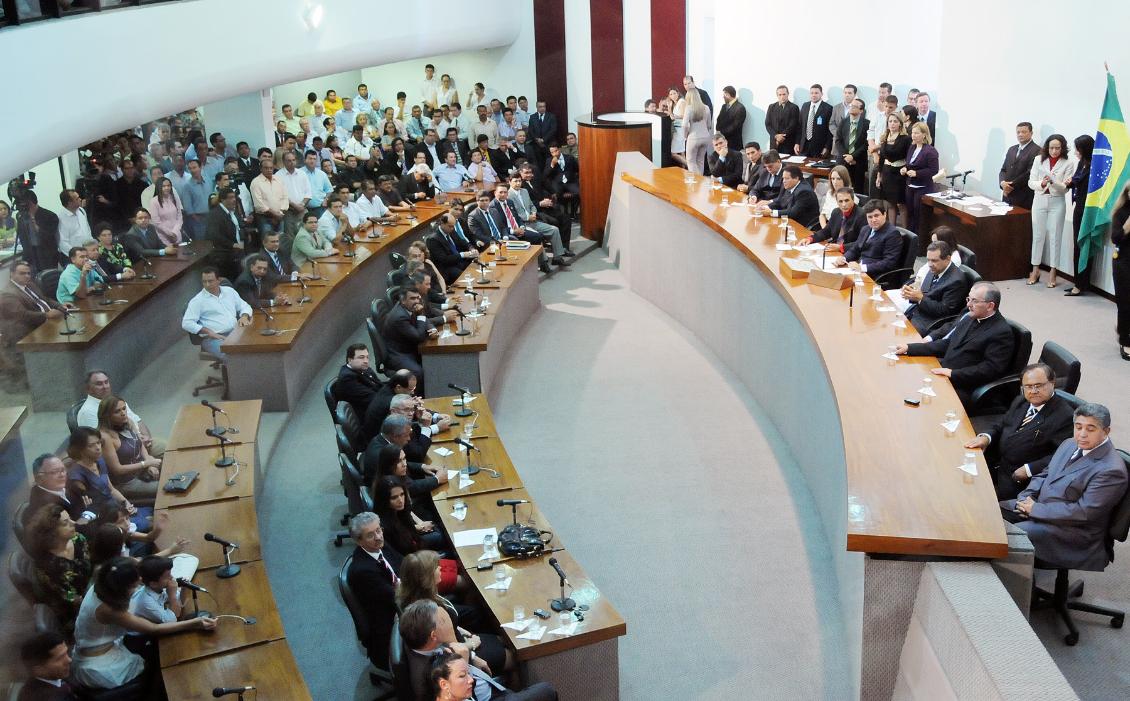 Júnior Coimbra preside sessão de posse