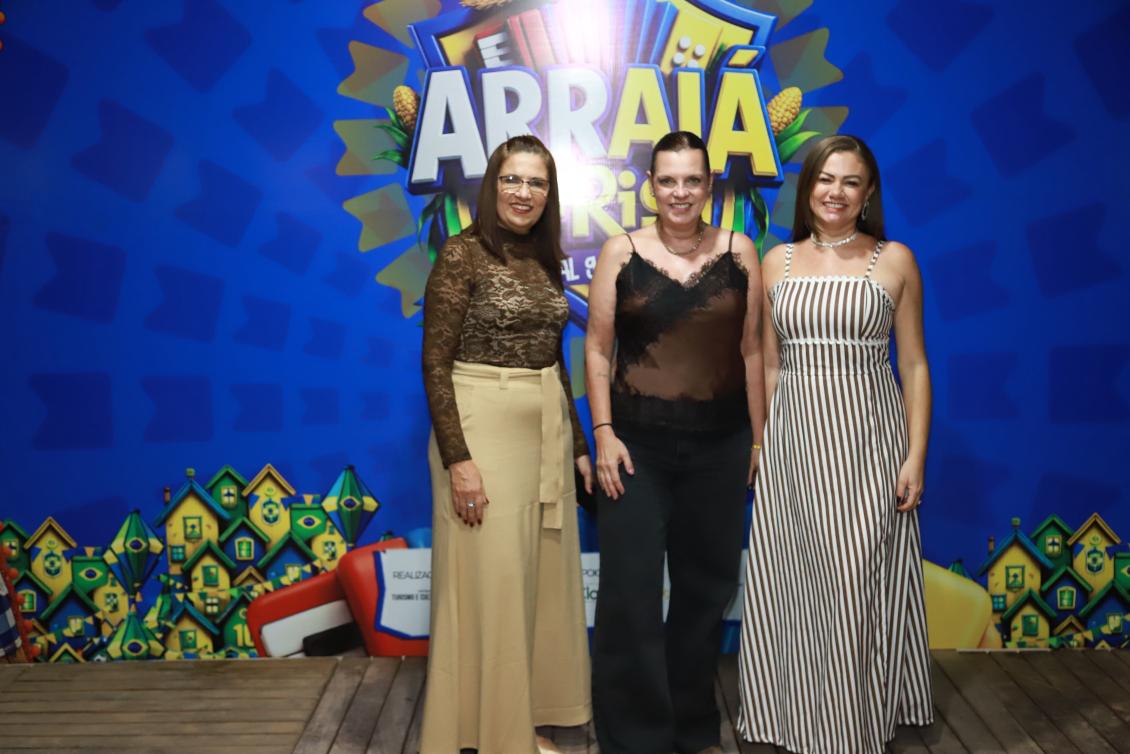 Claudia Lelis com a prefeita e vice-prefeita de Rio da Conceição no Arraiá do Rio 