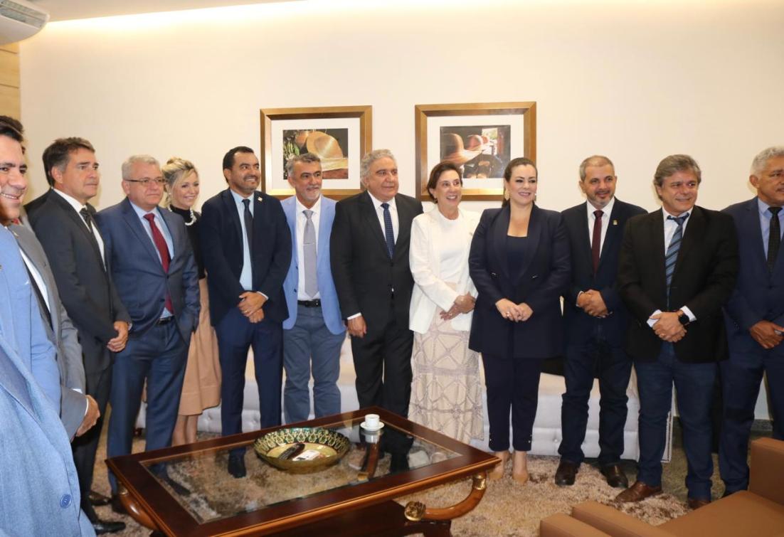 Casa de Leis teve sua primeira Sessão do ano com participação dos representantes do Estado.