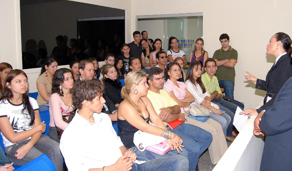 Alunos da Católica em visita à Assembléia