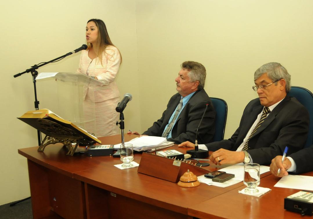 Luana discursa ao lado da Mesa Diretora