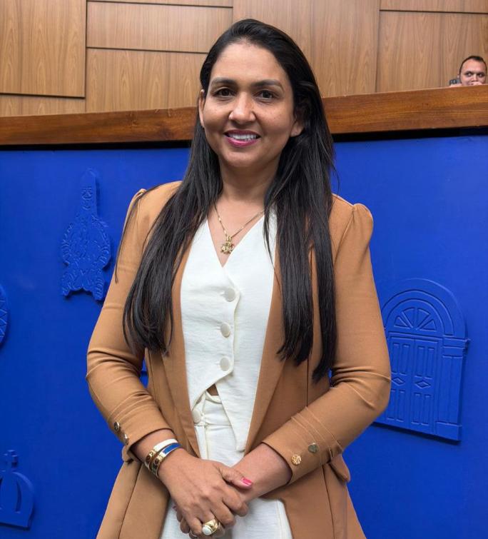 Deputada comemorou a aprovação do aumento. 