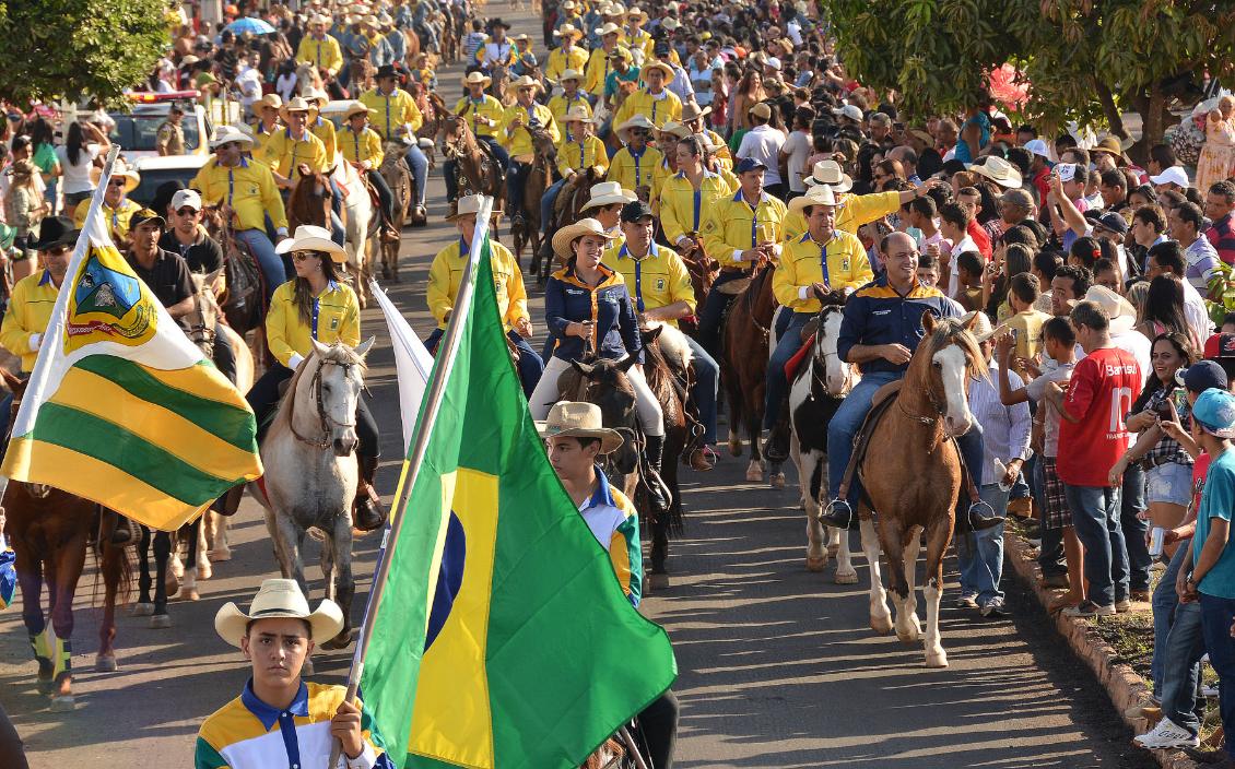 Damaso acena para o povo em Paraíso do Tocantins