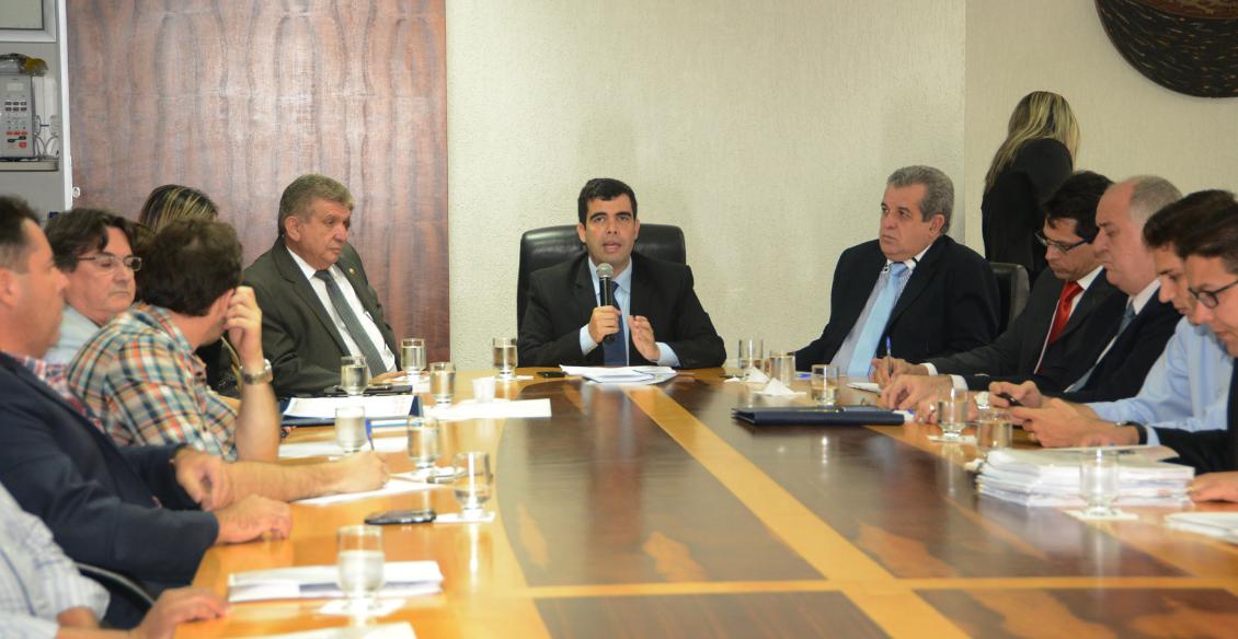 Deputado Ricardo Ayres lidera reunião em busca de equiparação salarial entre os poderes