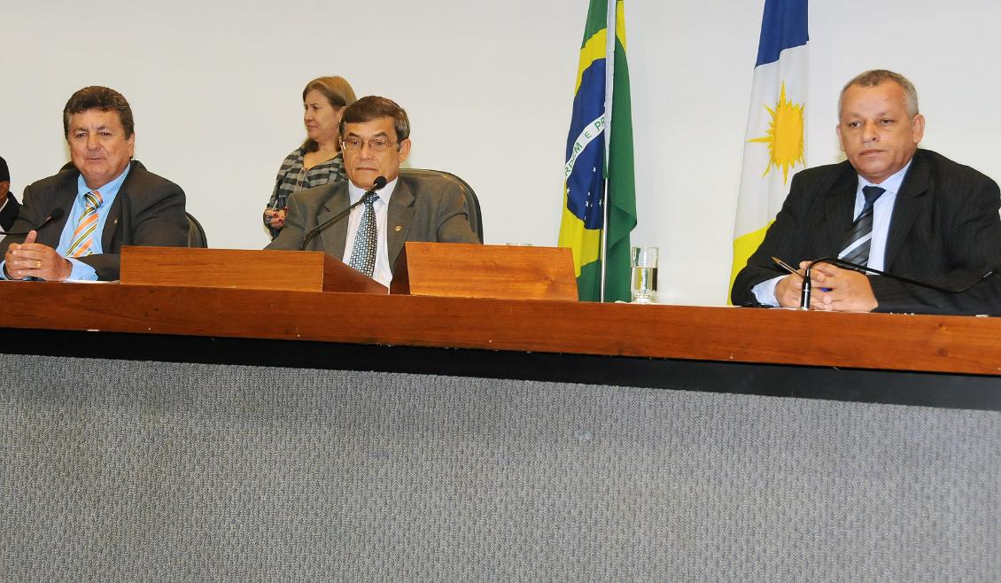 Mesa Diretora na sessão do dia 05 de julho Mesa Diretora na sessão do dia 05 de julho