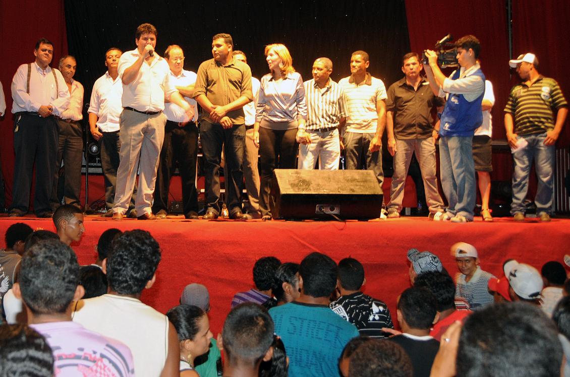 Políticos e populares prestigiaram o evento Políticos e populares prestigiaram o evento