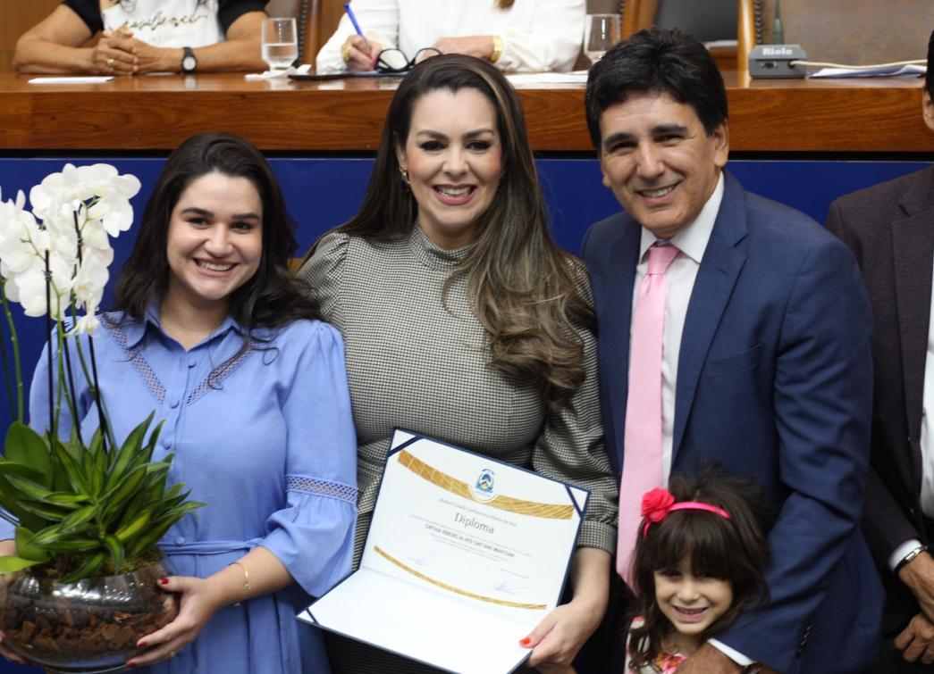 Professor Júnior Geo, sua esposa Elza Armondes com a homenageada Cinthia Ribeiro.